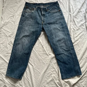 Levis 501 jeans - Säljer ett par klassiska Levis 501 jeans i blå denim. De har en rak passform och är lågmidjade (blädra för bild med de på!)
