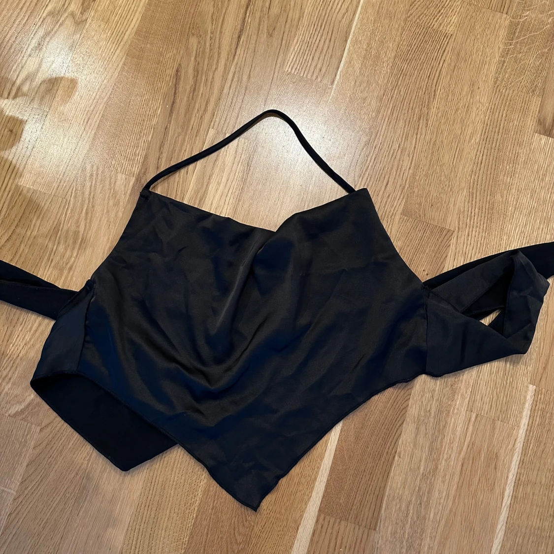 Svart axelbandslös topp