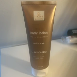 Body Lotion med vaniljdoft från Miquira - Glow boosting body lotion med vaniljdoft från Miquira. Innehåller vitamin C för extra lyster. Passar alla hudtyper och kommer i en elegant brun tub.