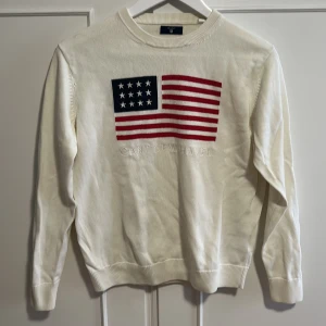 Gant tröja - Säljer en stilren vit tröja från märket GANT. Storleken 170 motsvarar ungefär XS  eller en liten S. 