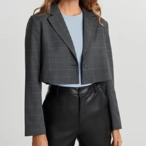 Grå rutig croppad kavaj - Snygg grå rutig kavaj med croppad passform. Den har långa ärmar och knappar framtill. Perfekt för en stilren look.