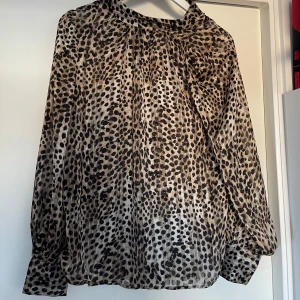 Leopard topp - Använd fåtal gånger, storlek s köpt på h&m 