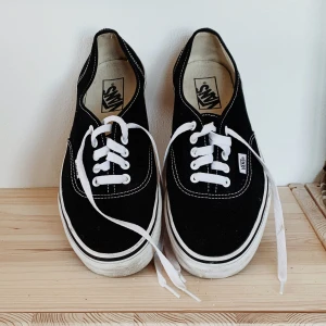  Vans Authentic stl41 - Svarta vans i nyskick, har använt dem en gång. Stl 41🌞