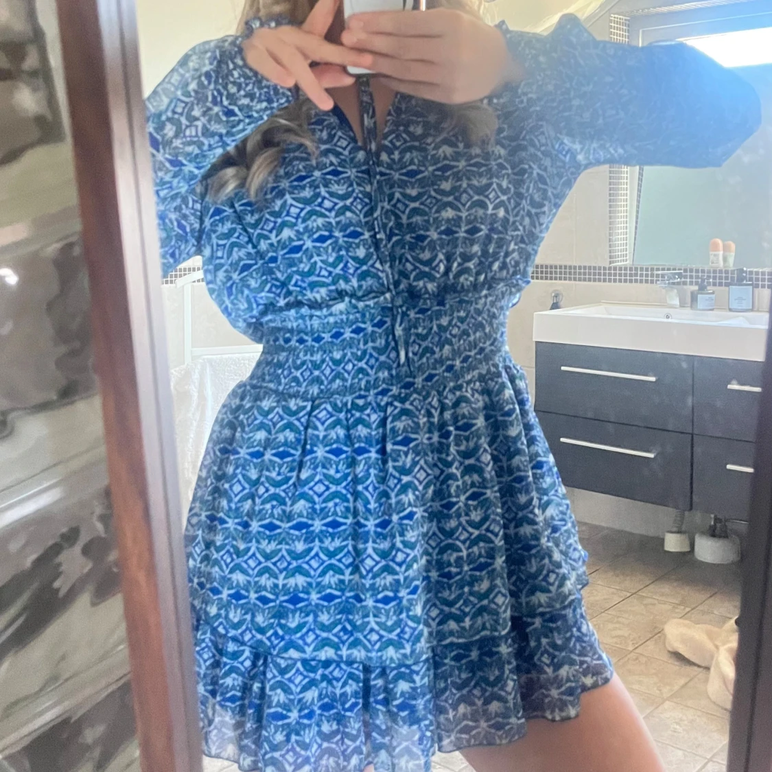 Blå mönstrad klänning