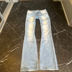 Ljusblå Lågmidjade jeans - Så snygga bootcut vintage jeans ! Med slitna detaljer💓Säljer eftersom det inte passar därför har jag ingen bild på! 💓Midjemått: 39 cm Innebenslängd: 86 cm! 