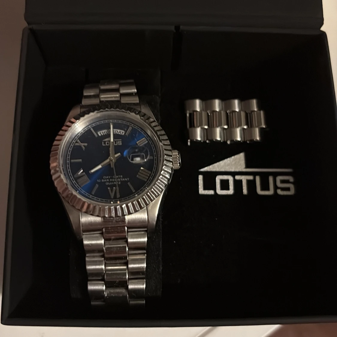 Silverfärgad klocka från Lotus - 1