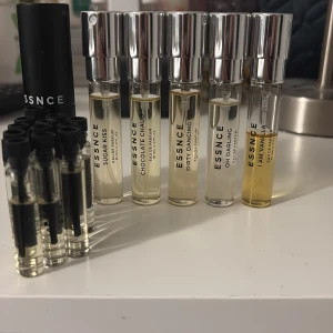 Parfymset från Essnce -  Set med bland annat fem olika parfymer från Essnce. Inkluderar dofterna Sugar Kiss, Chocolate Chaud, Dirty Dancing, Oh Darling och I Am Vanilla. Det ingår även 10 st 2 ml och en tom travel spray, säljer ALLA tillsammans 🥰