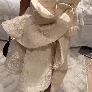 Beige klänning från & Other Stories - Intresse! Populär slutsåld beige klänning från & Other Stories. Helt oanvänd och har fortfarande prislappen kvar. Nypris: 2300:-