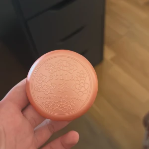 Stila Convertible Color i nyansen Gerbera - Stila Convertible Color i nyansen Gerbera är en krämig produkt som kan användas både som rouge och läppfärg. Den kommer i en praktisk rund dosa med inbyggd spegel, perfekt för touch-ups under dagen. Färgen är en mjuk persikoton som ger en fräsch och naturlig look.