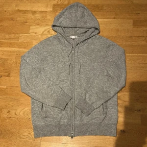 Kashmir zip hoodie - Kashmir zip från Barlucio, knappt använd med minimala defekter som inte syns. Priset är inte hugget i sten: Köpt för 1300, limiterad plagg (säljs inte längre) Om du har några frågor så är det bara att komma DM 📩