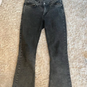Svarta bootcut jeans från Gina tricot  - Snygga svarta bootcut jeans från Gina. Använd fåtal gånger! Köpa förra året💕
