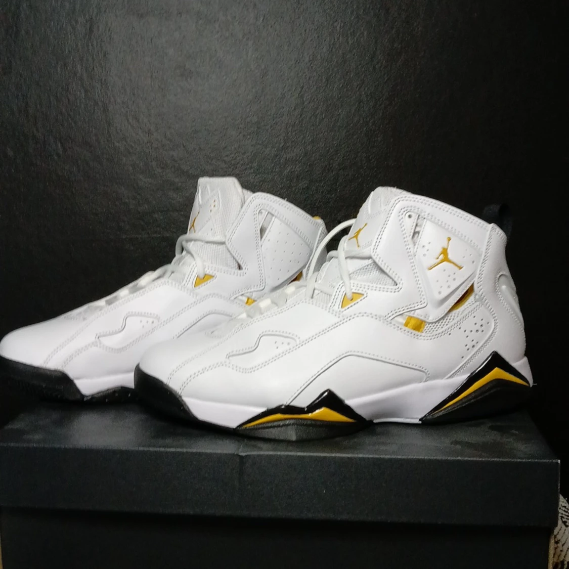 Vita och gula Nike Air Jordans Aldrig Använda!! - 2