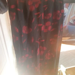 Flowy sommarkjol - Jättefin maxikjol från märket JOY. Säljs för den är för liten 💔 Verkligen så skön att ha på sommarn