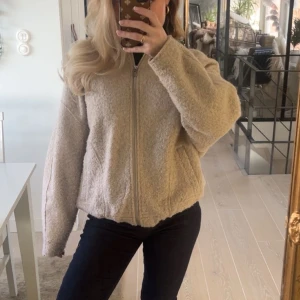 Beige jacka - Jätte snygg beige bomberjacka från Zara. Använd fåtal gånger 