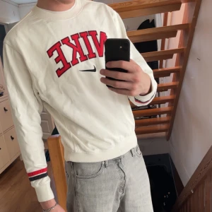 Vit långärmad tröja från Nike - Säljer en för liten tröja för mig tyvärr, helt ny 