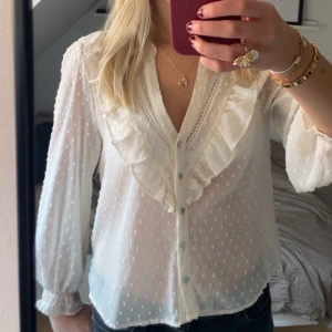 Vit blus  - Långärmad blus från Zara i storlek M 🌟Superfint skick, knappt använd 💕