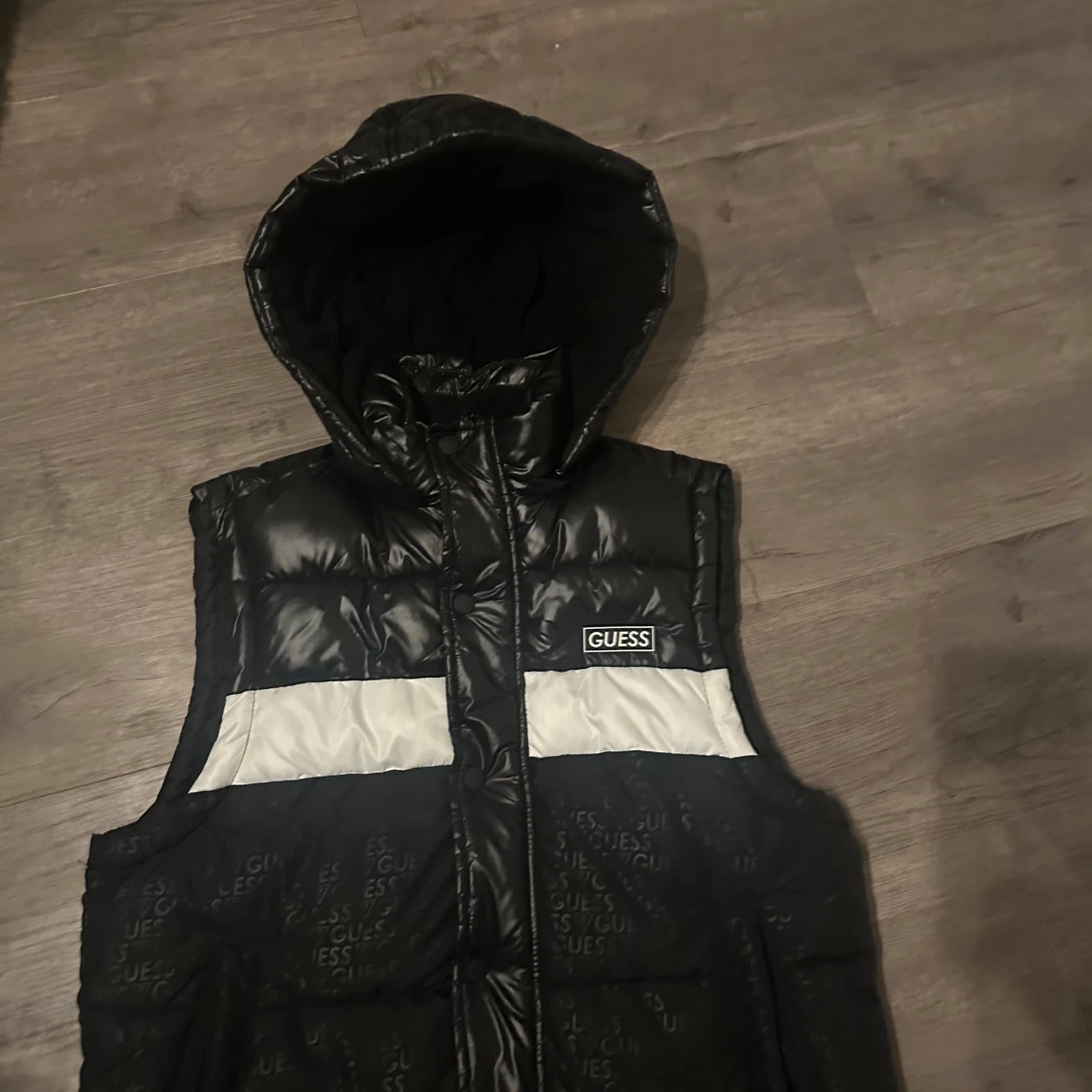 Svart dunväst från Guess - 1