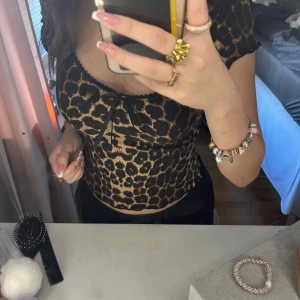 Leopardmönstrad topp - Jättesöt topp med leopardmönster i Storlek xs. Aldrig använd