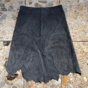 Asymmetrisk mocka kjol 🧚🏽‍♂️ - Superfin unik grå mocka kjol. Fairygrunge / y2k stil. Normal passform, faller fint. Passar xs - s skulle jag säga, men kanske även en m. 