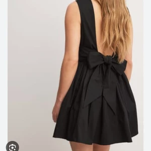 Svart klänning med rosett - Fin miniklänning från NA KD. Superfint skick 🤍