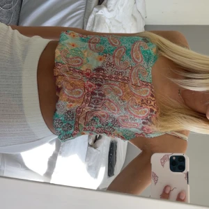 Söt sommar topp - Säljer en färgglad topp som är perfekt till sommaren. Använd få gånger och är i nyskick. 