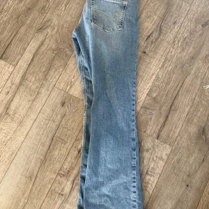 Blå jeans från Junkyard - Snygga blå jeans med design på fickorna från Junkyard . Flare (utsvängda)