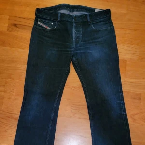 Mörkblå jeans från Diesel - Säljer ett par mörkblå jeans från Diesel, modell Zatiny. De har en klassisk femficksdesign och en bekväm passform. Perfekta för en stilren look.