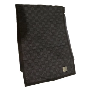 Louis Vuitton halsduk - Snygg och stilren halsduk med ett diskret rutmönster i mörkblå aldrig använd 