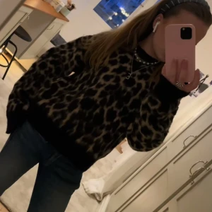Stickar leopard tröja  - Super fin stickad tröja i leopardmönster! 🤍🤎🤍