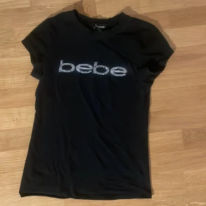 Svart t-shirt från Bebe - Så fin bebe topp! några rhinestones fallt av