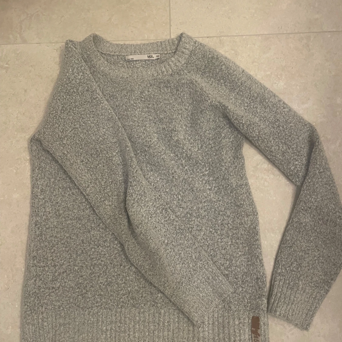 Grå stickad tröja  - 1