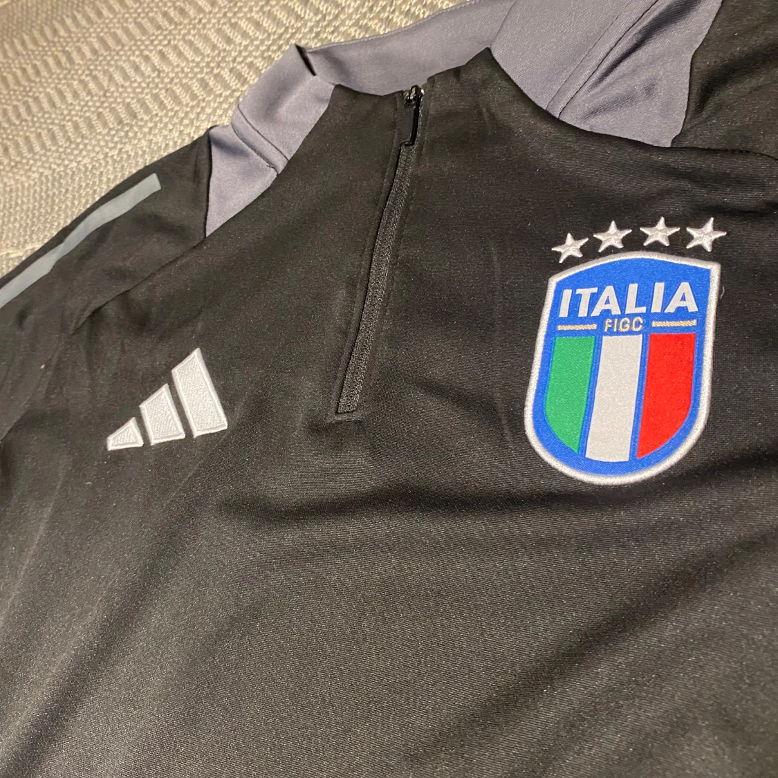 Svart och grå träningströja från Adidas - 2