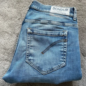 Blå jeans från dondup - Skick: 9/10 - modell: George - Storlek: 35 - Längd:98cm Midja:43cm ben:16,5cm - Nypris: 2500 kr+