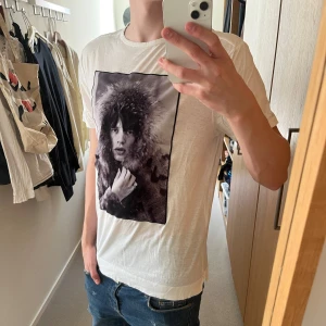 Limitato T-shirt 🍾 - Tjenare, säljer en vit t-shirt från Limitato med märket Terry o’seiu, skicket är helt okej, finns små hål här och där. Det som tillkommer är kort, lapp och t-shirt. Storleken M, killen på bilden är 180 cm. Släng iväg ett dm för frågor! 🙌🍾