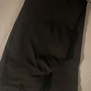 Kostymbyxor från Bikbok - Köpte dessa inte så länge sen men sen behövde jag köpa exakt samma men i annan storlek det därför jag vill sälja de för har samma hemma fast med min storlek. De är jätte fina och i jättebra skick