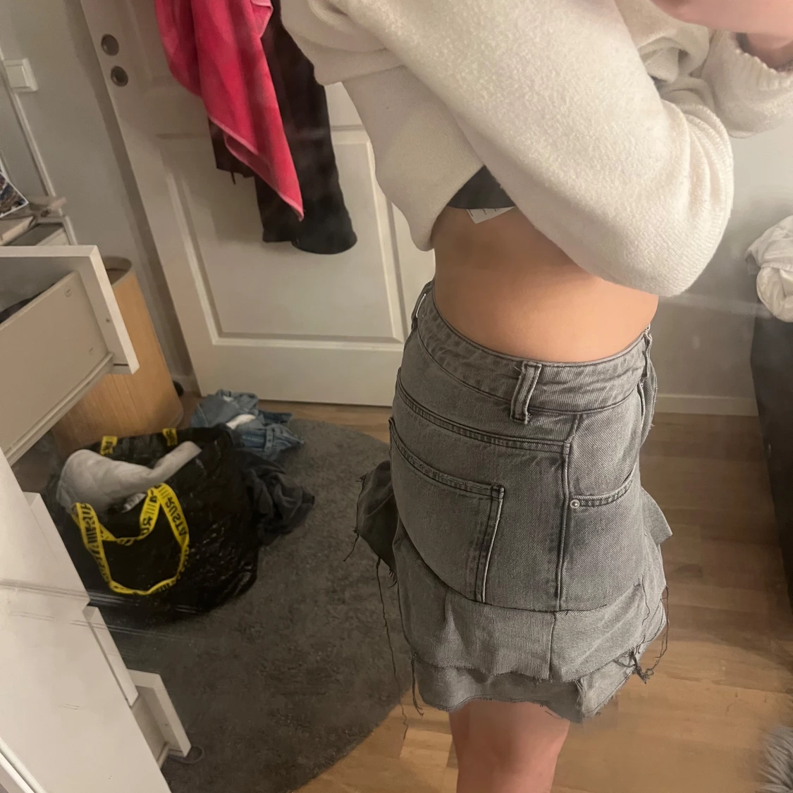 Grå jeanskjol med volang - 1