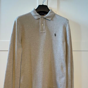 Långärmad pike från Ralph lauren - Snygt långärmad pike i en beige färg. Piken är i Storlek S och i väldigt bra skick. Hör av er vid frågor och funderingar!