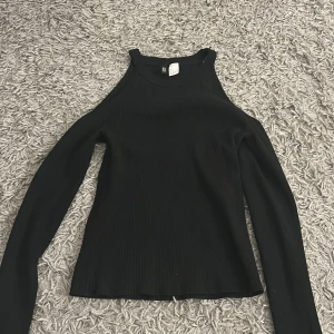 Svart ribbad topp - Svart tröja med hål för axlarna💕 storlek S