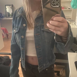 Blå jeansjacka från Vero Moda - Säljer en blå jeansjacka från Vero Moda i storlek 34. Nästan aldrig använt