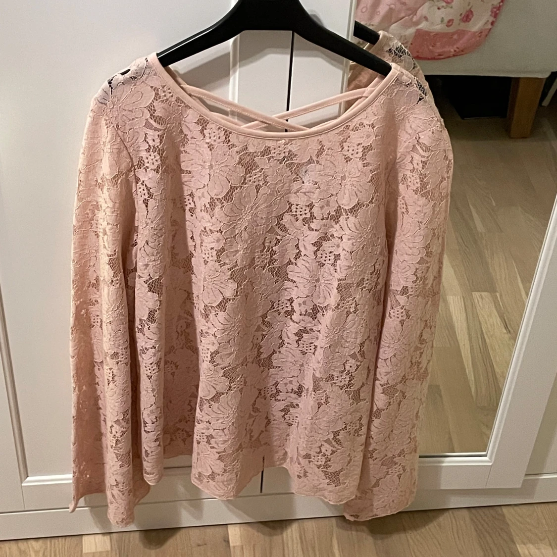 Rosa spetsblus med vida ärmar från Lindex - 1
