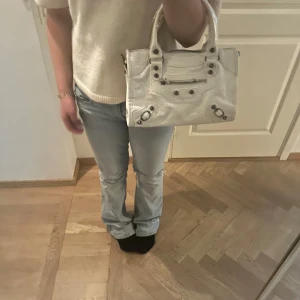 Vit handväska - Jätte fin vit handväska med nitar på, den är köpt från men marknad i Spanien och är ALDRIG använd. Ett långt band finns som man kan sätta på om man vill. ❤️❤️❤️
