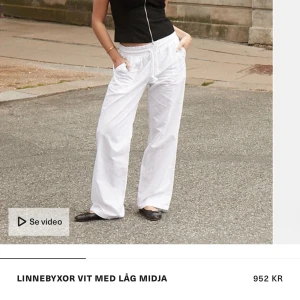Vita linnebyxor - Säljer ett par vita linnebyxor med låg midja och dragsko i midjan. Byxorna har en avslappnad passform och raka ben, perfekta för varma dagar. Lätta och luftiga i materialet, passar till många olika stilar.