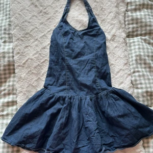 Mörkblå jeansklänning - Supersöt jeans klänning som går att ha på två sätt💕💕