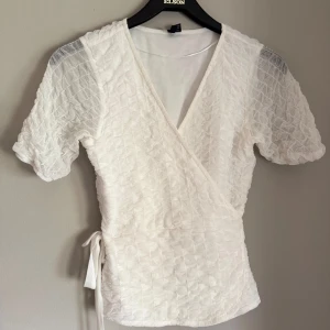 Vit omlottopp från Vero Moda - Bra skick.