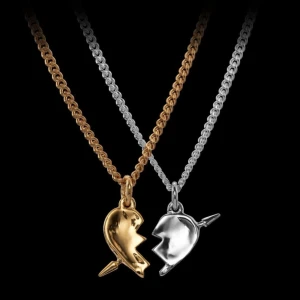 Maria Nilsdotter - Säljer båda dessa två supersnygga matchande halsband i nyskick (helt oanvända) med kedjan i längd 50. Både smyckeslådan och boxen ingår. Original pris är 4 295 kr. Skriv för fler bilder❤️❤️❤️