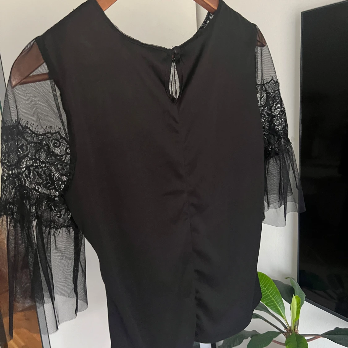 Svart klänning med spetsdetaljer - 1