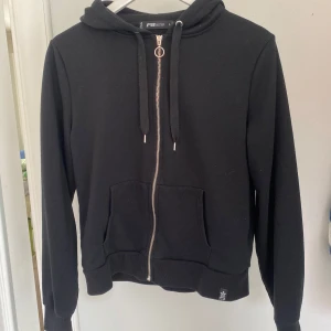 Svart hoodie  - Säljer en svart hoodie med dragkedja! Passar till allting och har inga defekter :) Pris kan diskuteras 😊