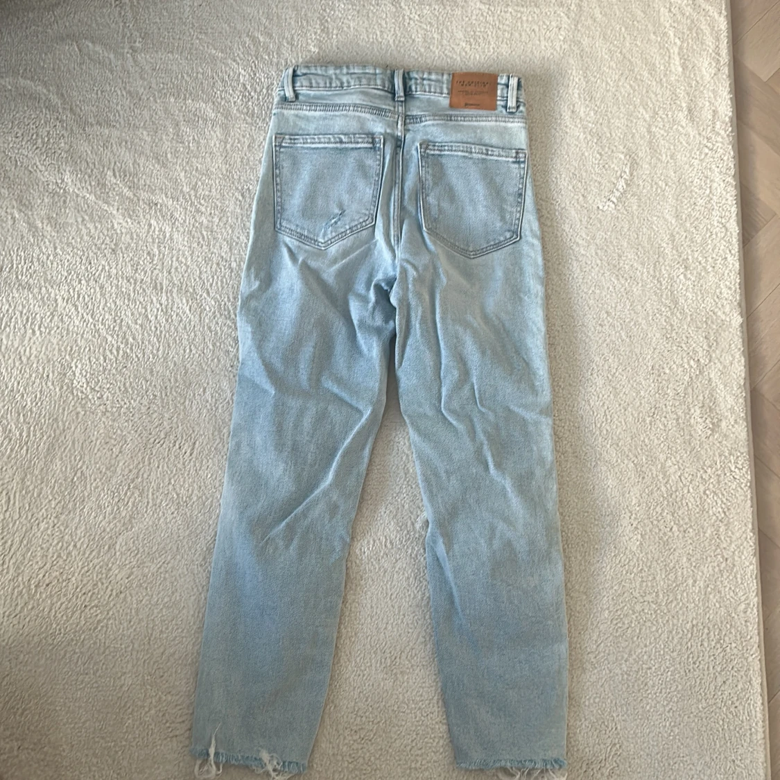 Ljusa jeans med slitningar - 1