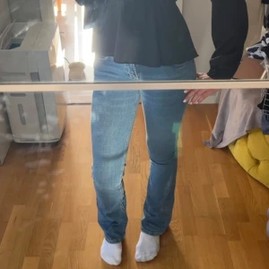 Blå bootcut jeans - Super snygga blå jeans från Zara. Skriv gärna om ni har frågor annars är det bara att trycka på köp nu💕