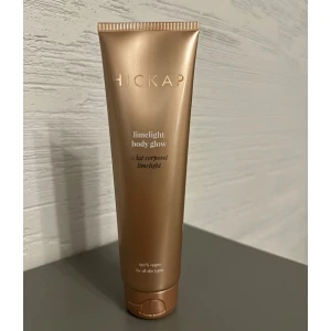 Limelight Body Glow från Hickap - Snygg och lyxig body glow från Hickap i en elegant guldbrun tub. Perfekt för att ge huden en strålande lyster. 100% vegansk och passar alla hudtyper. Oöppnad Nypris 329kr mitt pris 120kr